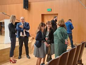 Rozmowy w kuluarach - po prawej stronie: Dyrektor Aleksandra Gierej rozmawia z ambasadorkami projektu siostrami Wróbel