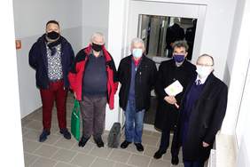 Pokaż zdjęcie: Na zdjęciu kolejno: Krzysztof Janaszek Dyrektor Realizacji Kontraktów P.B.O. Kartel S.A. w Jędrzejowie, Andrzej Wolski Kierownik Budowy, Jerzy Makowski Inspektor Nadzoru Inwestorskiego, Stanisław Klimczak Wicestarosta Buski, Andrzej Michalski Dyrektor