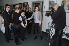 Pokaż zdjęcie: Uczniowie Szkoły Muzycznej I stopnia im. Majora Hieronima Henryka Baranowskiego podczas wywiadu dla TVP3 Kraków