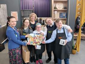 Pokaż zdjęcie: Dyrektor Marta Mordarska, Wiceprezes Stowarzyszenia "Tęcza" Agata Krzyżek-Gola oraz Pracownicy kawiarni Społeczna Kaffka  podczas oficjalnego otwarcia.