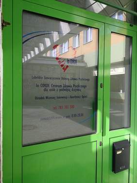 Pokaż zdjęcie: Wejście do Centrum Zdrowia Psychicznego ‘In CORDE’ 