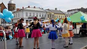 Pokaż zdjęcie: VI Przemarsz z okazji Światowego Dnia Autyzmu w Nowym Sączu-zabawy i pokazy na Rynku