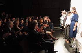 Pokaż zdjęcie: Po spektaklu wszyscy aktorzy otrzymują oklaski