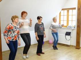 Pokaż zdjęcie: Cztery seniorki wykonujące ćwiczenia fizyczne
