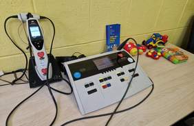 Pokaż zdjęcie: Na biurku leży sprzęt, który służy badaniom słuchu