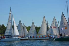 Pokaż zdjęcie: 5 jachtów 2-żaglowych na wodzie.  