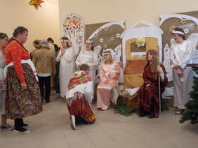 Występ uczestników w "Jasełkach" podczas uroczystości otwarcia nowych pomieszczeń WTZ