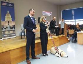 Pokaż zdjęcie: Dwie osoby z psem asystującym 