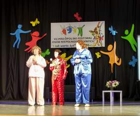 Pokaż zdjęcie: VII Małopolski Festiwal Niepełnosprawnych pn. „I tak warto żyć – lata 90-te” w Proszowicach