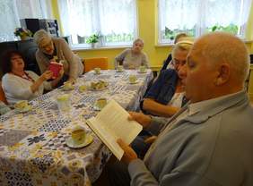 Pokaż zdjęcie: Seniorzy z Zespołu Dziennych Domów Pomocy Filii nr 2 „Klubu Ogrody” otrzymali książki Magdaleny Witkiewicz w ramach akcji Oddziału Wielkopolskiego PFRON
