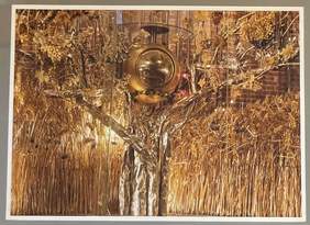 Pokaż zdjęcie: W centrum zdjęcia wisi złota kula -tabernakulum, pod nią wyrasta drzewo z wiszącymi dokoła niej winogronami czarnymi i złotymi. Z dołu wyrastają złote wysokie kłosy zboża.