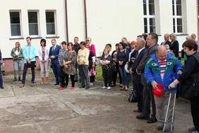 Pokaż zdjęcie: Uczestnicy Warsztatów Terapii Zajęciowej i zgromadzeni goście