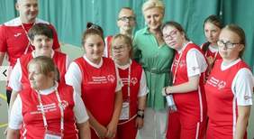 Pokaż zdjęcie: Pani Prezydentowa w otoczeniu zawodników Olimpiad Specjalnych