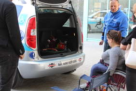 Pokaż zdjęcie: Prezentacja samochodu dostosowanego do potrzeb osób z niepełnosprawnością