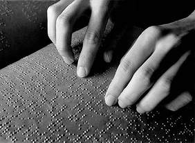 Pokaż zdjęcie: Alfabet Braille'a jest dla osób niewidomym kluczowym narzędziem służacym do pozyskiwania informacji