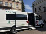 Na podjeździe przy budynku PSONI w Zamościu stoi nowo otwarty bus dla podopiecznych PSONI w Zamościu