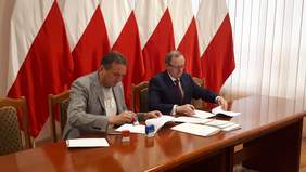 Pokaż zdjęcie: podpisanie umowy z powiatem kieleckim 