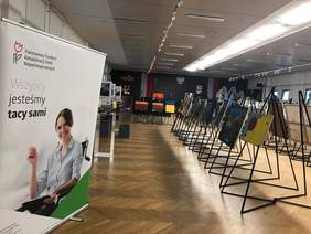 Pokaż zdjęcie: Wystawa prac pokonkursowych etapu wojewódzkiego XVII edycji Ogólnopolskiego Konkursu Plastycznego pn. „Sztuka Osób Niepełnosprawnych”, pt. ”Podróże moich marzeń” w ECS