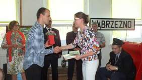 Autor prac przyjmuje gratulacje od przybyłych gości