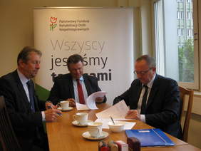 Pokaż zdjęcie: Podpisywanie umowy z Powiatem Ostrowieckim w PWRMR III. Na zdjęciu od lewej: Eligiusz Mich Wicestarosta, Zbigniew Duda Starosta Ostrowiecki oraz Andrzej Michalski Dyrektor Oddziału Świętokrzyskiego PFRON