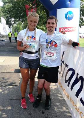 Joanna Kołdras – pracownik Małopolskiego Oddziału PFRON oraz Paweł Rozmus – niepełnosprawny ruchowo uczestnik biegu na 3,5 km