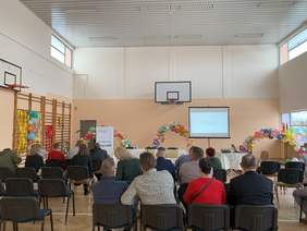 uczestnicy wydarzenia widok z tyłu na siedzące osoby