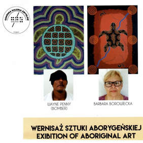 Pokaż zdjęcie: W lewym rogu logo Gdańska Galeria Zmysłów, u góry dwa kolorowe obrazy żółwi. Pod nimi zdjęcia artysty ciemnej karnacji w czapce na głowie i białej koszuli z podpisem Wayne Penny i kobiety w blond włosach okularach z podpisem Barbara Borowiecka.