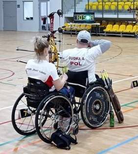 Pokaż zdjęcie: Zawodnicy podczas strzelania z łuków,fot.ICSiR Start