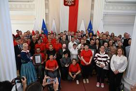 Pokaż zdjęcie: W sali kolumnowej Urzędu Wojewódzkiego do pamiątkowego zdjęcia pozują laureaci Konkursu.