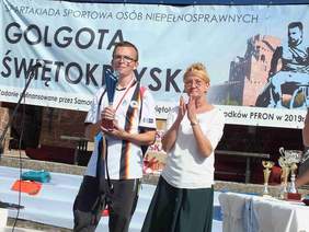 Pokaż zdjęcie: Fot. Kazimierz Cuch- wręczenie pucharu dla najmłodszego zawodnika Spartakiady