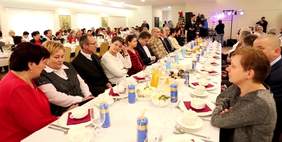 Pokaż zdjęcie: Uczestnicy Wigilijnego Spotkania Ostrowskich Spółdzielni Inwalidów