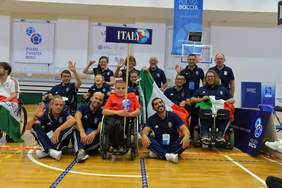 Pokaż zdjęcie: Prezentacja drużyn podczas ceremonii otwarcia Europejskich zawodów Bocci w Poznaniu