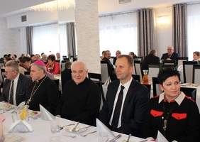 Pokaż zdjęcie: Zaproszeni goście siedzący przy nakrytym stole