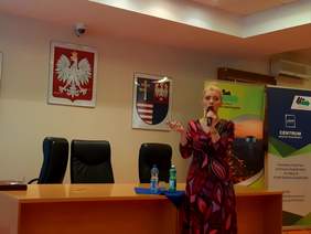 Pokaż zdjęcie: Pracownik Oddziału prowadzi prezentację