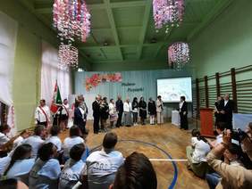 Pokaż zdjęcie: Składanie gratulacji 