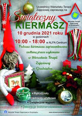 Pokaż zdjęcie: Plakat promujący kiermasz, w kolorach świątecznych, z informacja o kiermaszu i sprzedawanych artykułach i z ozdobami świątecznymi: krasnal, świeczniki, wstążki, bombki i stroik świąteczny