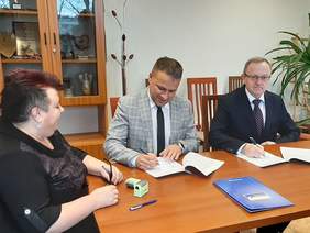 Pokaż zdjęcie: podpisanie umowy na realizację Zajęć Klubowych w WTZ 