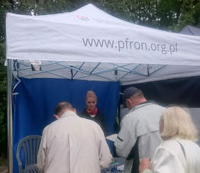 Pokaż zdjęcie: pracownik Oddziału Świętokrzyskiego PFRON udziela zainteresowanym informacji