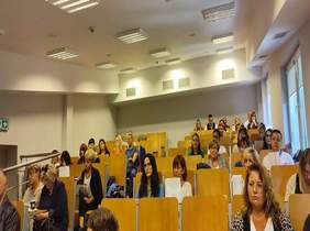 Pokaż zdjęcie: na zdjęciu sala konferencyjna, w pomieszczeniu siedzi duża  osób -  przedstawiciele samorządów z województwa łódzkiego. Uczestniczą w spotkaniu konsultacyjno-szkoleniowym  