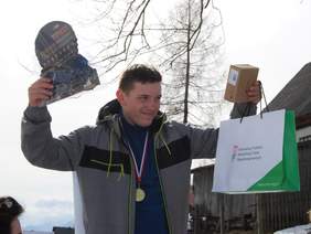 Pokaż zdjęcie: Uczestnik zawodów narciarskich na podium