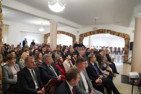 Pokaż zdjęcie: Zdjęcie zaproszonych gości siedzących na krzesełkach podczas części oficjalnej jubileuszu.