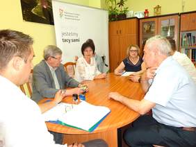 Pokaż zdjęcie: W imieniu Powiatu Łódzkiego Wschodniego umowy podpisali:Andrzej Opala – Starosta Łódzki Wschodni, Ewa Gładysz – Wicestarosta Łódzki Wschodni, PFRON - Władysław Skwarka Dyrektor Oddziału oraz Jarosław Madaj -Pełnomocnik PFRON