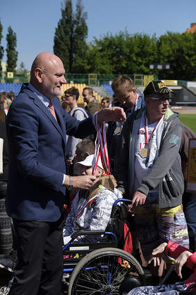 Prezydent Miasta Torunia - Michał Zaleski wręcza medale