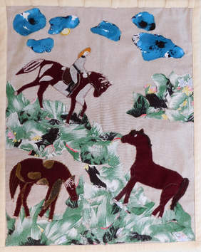 Pokaż zdjęcie: jasne tło, trzy konie dwa w dole, jeden powyżej - siedzi na nim jeździec, motywy roslinne, chmury