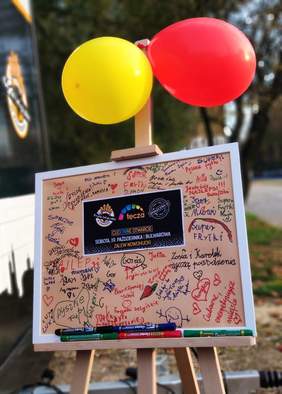 Pokaż zdjęcie: Pamiątkowa tablica z podpisami