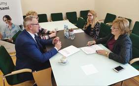 Pokaż zdjęcie: Podpisanie umowy w siedzibie Małopolskiego Oddziału PFRON