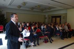 Pokaż zdjęcie: Uczestnicy Mikołajkowej konferencji dotyczącej programu „Aktywny Samorząd”