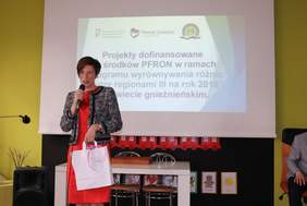 Pokaż zdjęcie: Wystąpienie Anny Skupień, dyrektor Oddziału Wielkopolskiego PFRON podczas uroczystości oddania do użytku inwestycji dofinansowanych ze środków PFRON w Specjalnym Ośrodku Szkolno-Wychowawczym w Kłecku