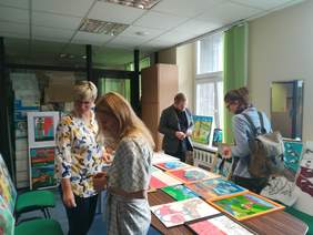 Pokaż zdjęcie: Komisja wybiera prace w kategorii Malarstwo i witraż