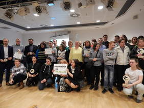 Pokaż zdjęcie: Nagrodzeni pracodawcy wraz z niepełnosprawnymi pracownikami